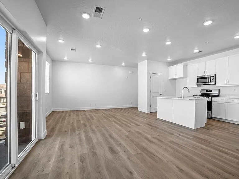 Building Photo - 5801 S Garnet Dr