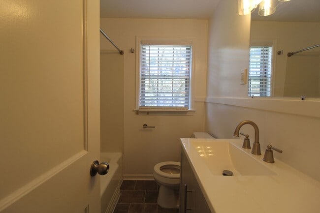 Building Photo - April FREE On This 2 Bedroom 1 Bath Duplex In The Waldo Area