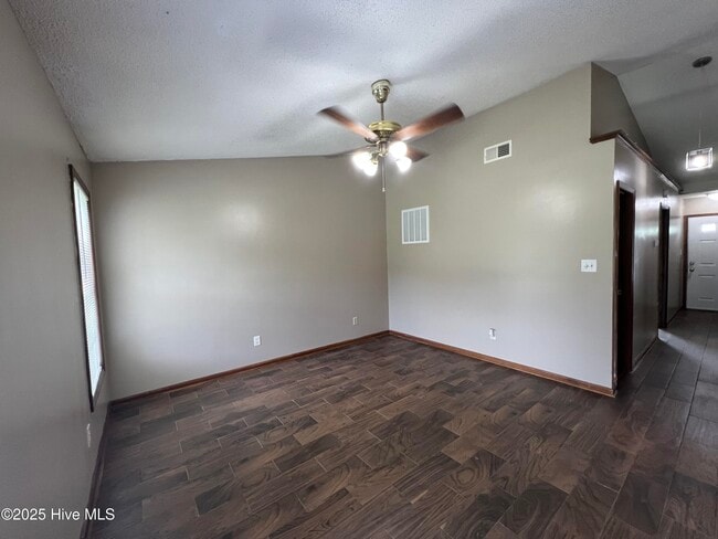 Building Photo - 725 Pinewood Dr