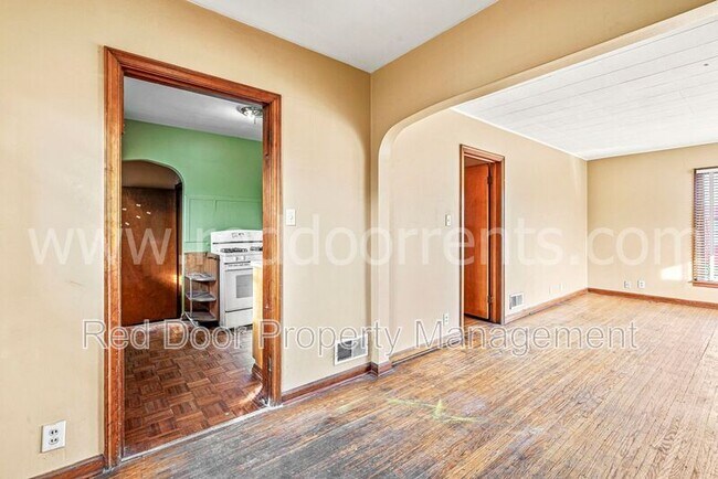 Building Photo - 328 N Post Rd