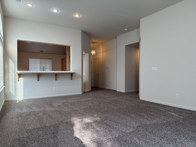 Building Photo - Available Now! Spacious home located in North Merced