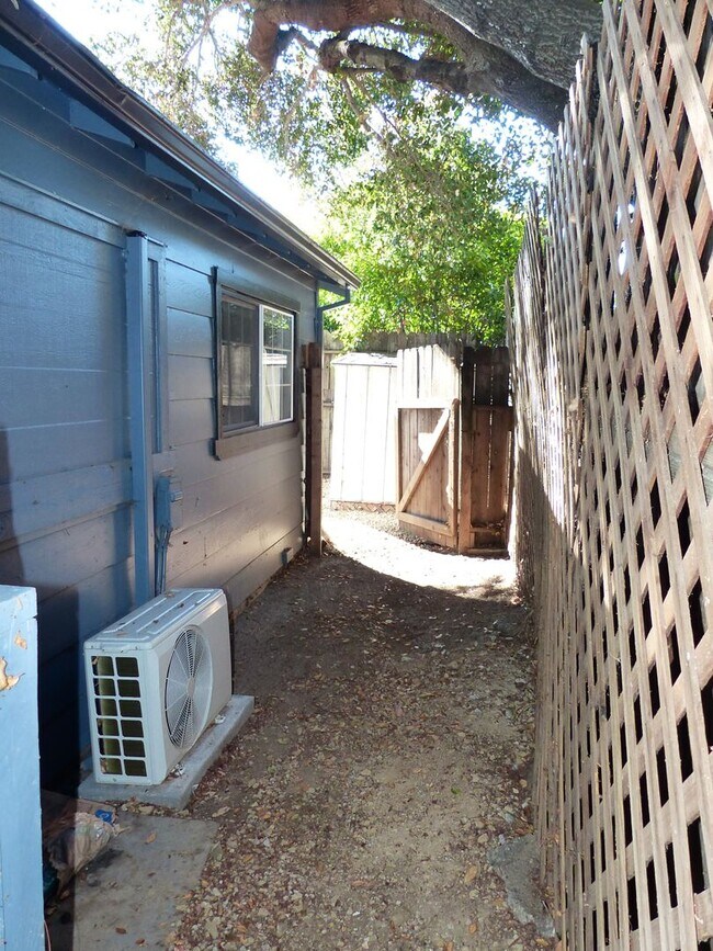 Building Photo - MON301