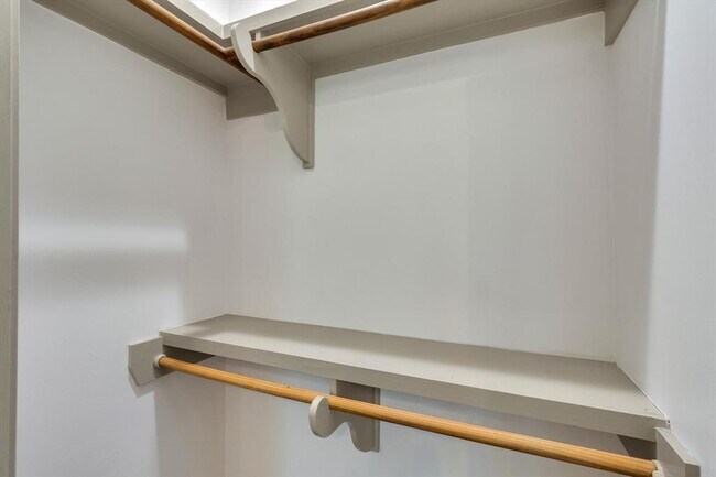 Building Photo - 1011 N LBJ Dr