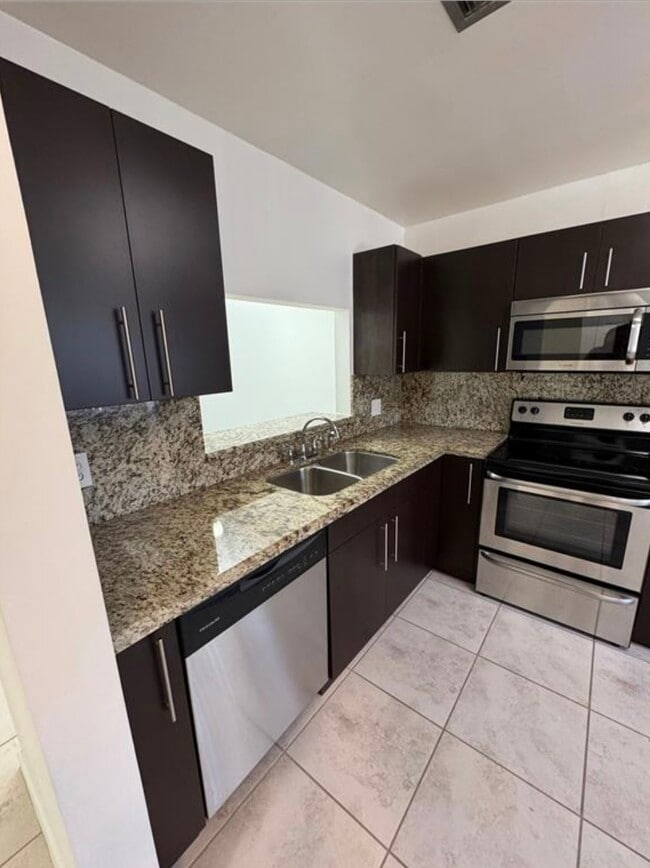 Building Photo - 445 Lakeview Dr