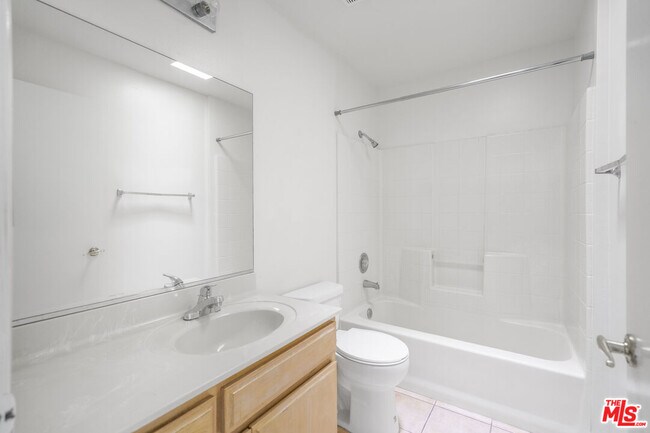 Building Photo - 22705 Del Valle St