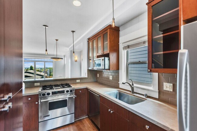 Building Photo - Spacious 3 Bed 2.5 Bath Townhome with Views and Two Parking Spaces – First Hill/Capitol Hill