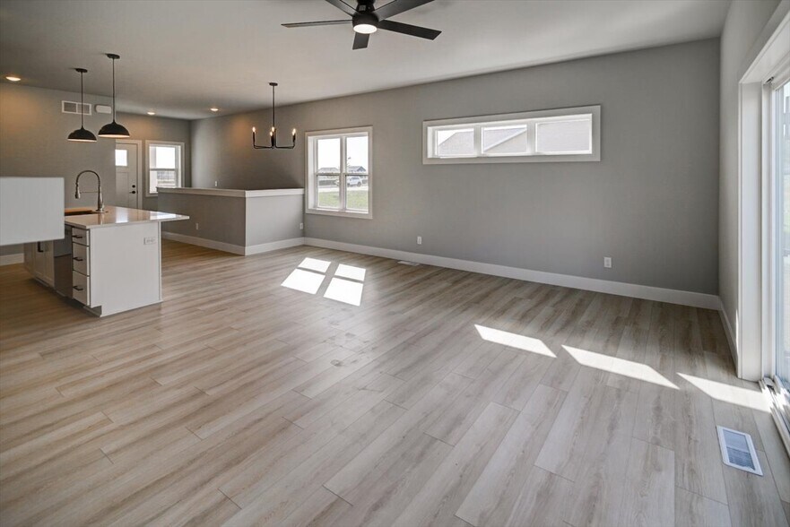 Building Photo - 2949 Blue Grass Dr