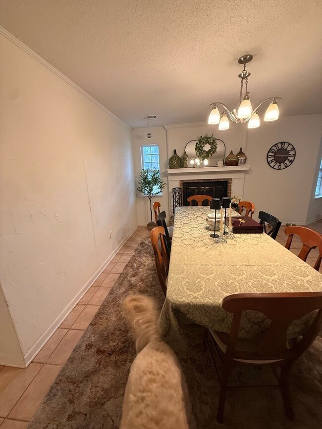 Building Photo - Comfort, Convenience & Charm