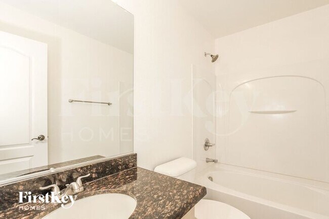 Building Photo - 835 E Bradstock Way
