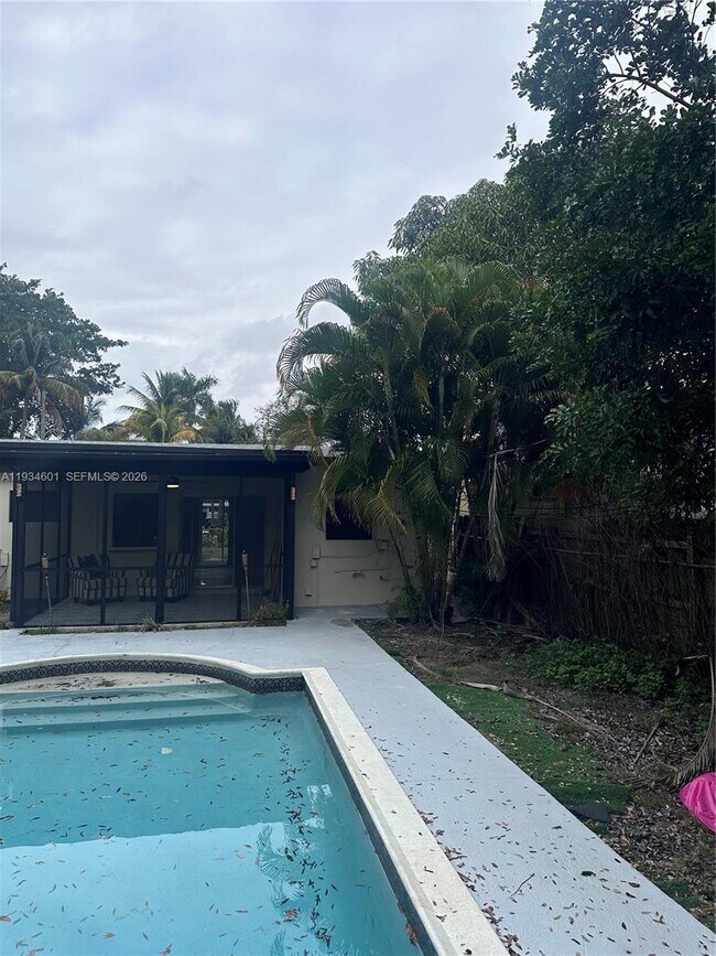 Building Photo - 200 SE 19th St