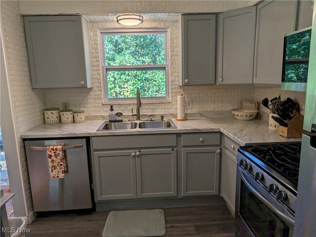 Building Photo - 1494 Hilton Dr