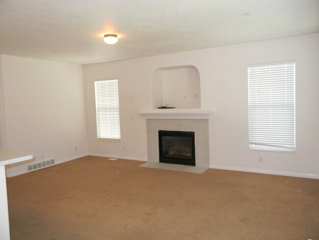 Building Photo - Awesome 4 Bedroom 3 Bath Draper Home in Draper!!!