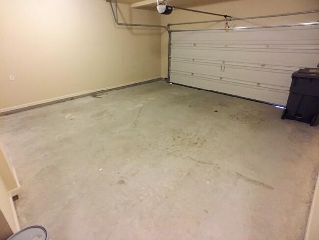 Building Photo - Modern 3BR Townhome - Swim/Tennis and More!