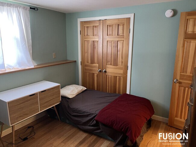 Building Photo - Fully Furnished Rental w/Steam Room & Sauna!