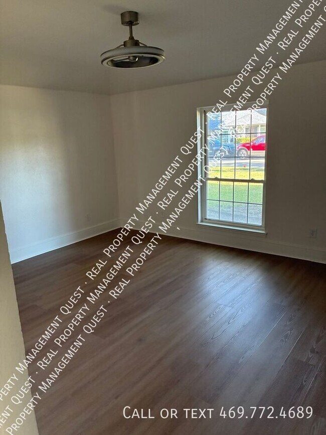 Building Photo - 814 Meandering Way