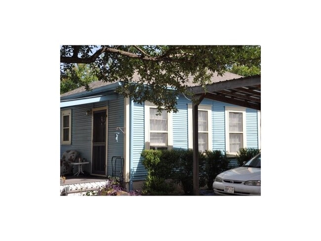 Building Photo - Great Garage Apartment in Hyde Park!