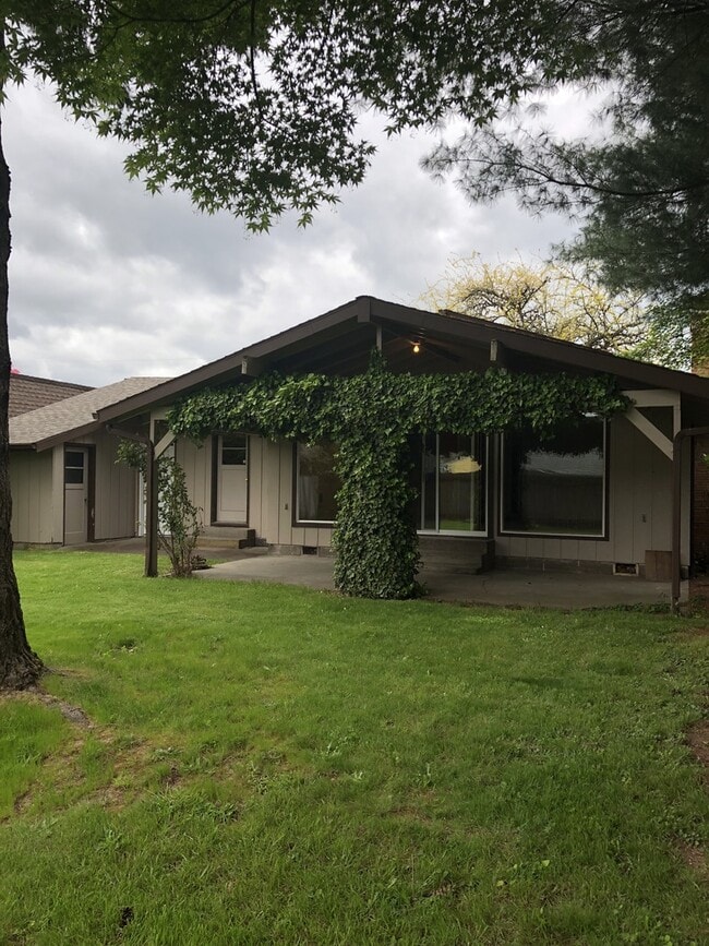 Building Photo - 800 NE 15th St