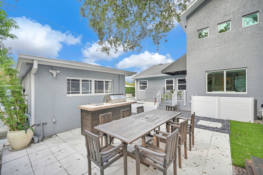 Building Photo - 150 NE 50th Ter