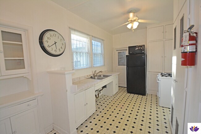 Building Photo - 5727 Carlton Way