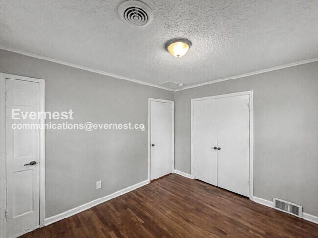 Building Photo - 2 Bed/1 Bath Home with Fenced Yard & Carport / 2 Small Pets Allowed / Vouchers Accepted / Availab...