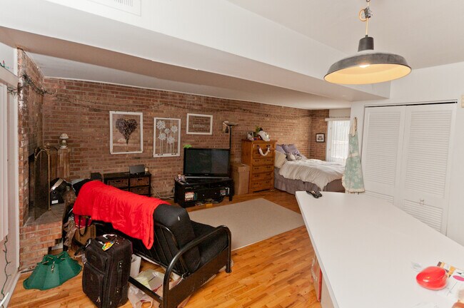 Building Photo - 2632 N Mildred Ave