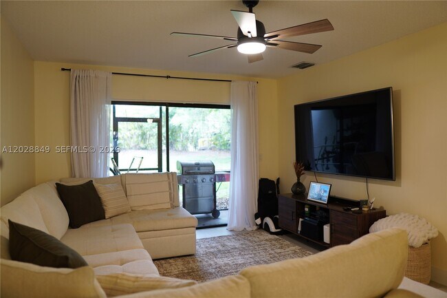 Building Photo - 453 Lakeview Dr