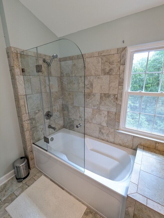 Building Photo - Beautiful 3 level END UNIT townhouse that ...
