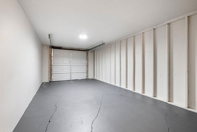 Building Photo - Fantastic 3-Bedroom, 1.5-Bath Duplex With landscaping Included!