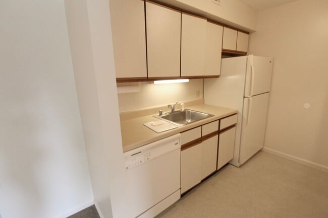 Building Photo - Stunning 2-Bedroom Condo for Rent on Blue ...