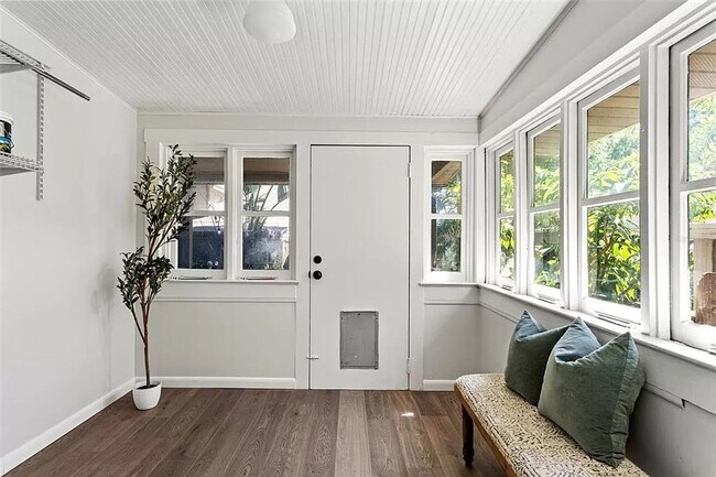 Building Photo - Seminole Heights updated bungalow