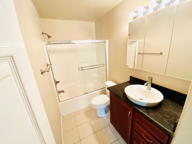 Building Photo - AVAILABLE JUNE 1st! CENTRALLY LOCATED 3BD/...