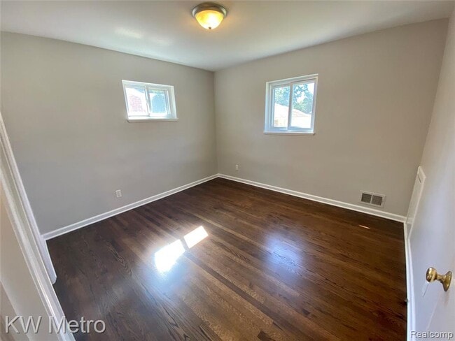 Building Photo - 604 Lerner Ave
