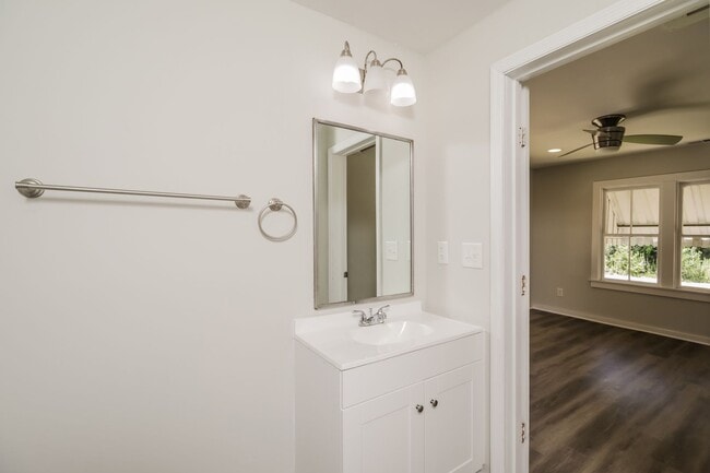 Building Photo - 1 bedroom / 1 bath ~ Just Renovated & Move...