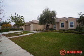 Building Photo - Glamourous Home in Gated Community!