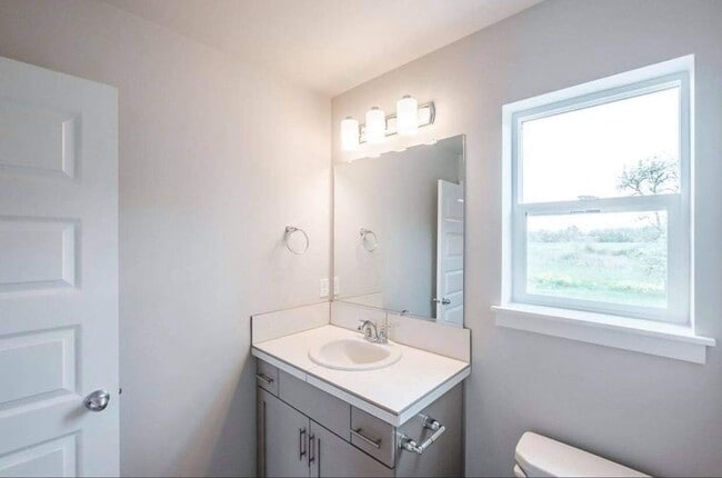 Building Photo - ** MOVE IN SPECIAL!** Must See in NE Albany!