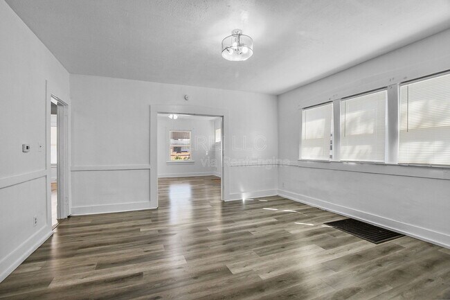 Building Photo - 650 S 43rd St