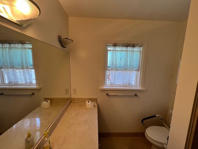 Building Photo - LOCATION LOCATION!!! 5th & I St, Large House, 2BR+Den+(Optional 3BR) w/ 2 car Garage