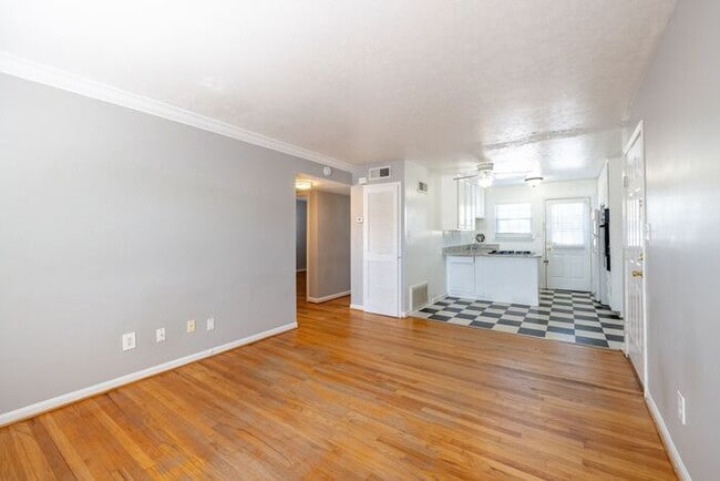 Building Photo - 950 Sq Ft 2 Bedroom Apartment in Buckhead | Second-Floor Rental at Peachtree Hills Court – Atlant...