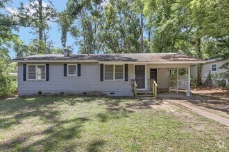 Building Photo - 4 bed 2 bath house, Walk to Stadium!! Avai...