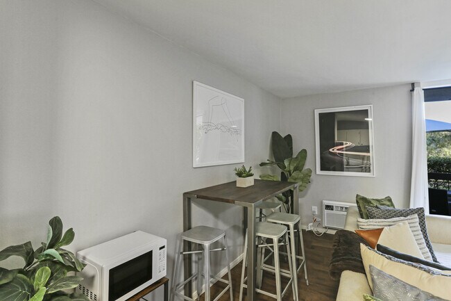 Building Photo - 3050 Rue D’Orleans