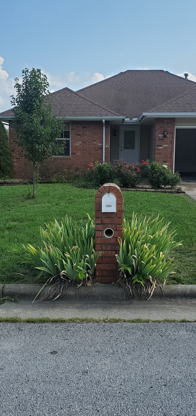 Landscaped brick mailbox - 4960 W Tarkio St