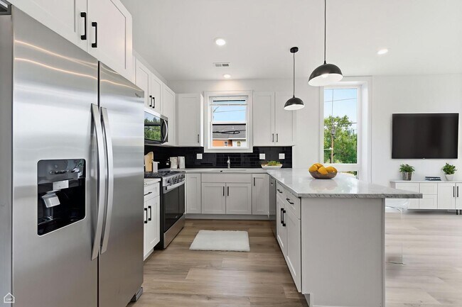 Building Photo - 3902 S Lake Park Ave