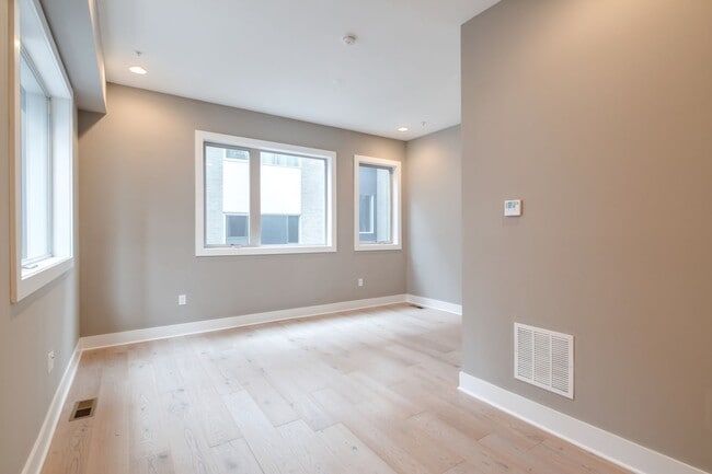 Building Photo - Northern Liberties Townhome with Parking