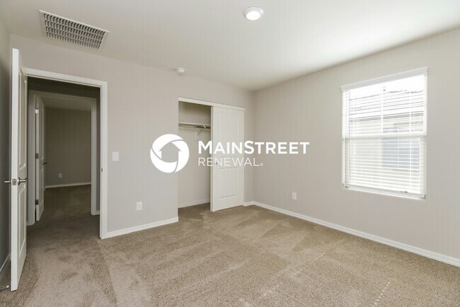 Building Photo - 4 Bedroom Pet-Friendly Home in Phoenix, AZ with Main Street Renewal