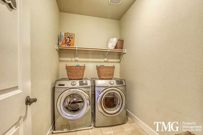 Building Photo - Spacious 4 BD Home with Private Backyard &...