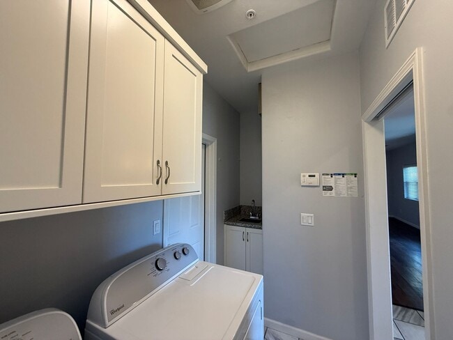 Building Photo - harming 3 bedroom, 2 bathroom single-story...