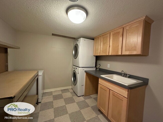 Building Photo - 3 Bedroom House **$1,000.00 off December's Rent with a December 2025 Move In**