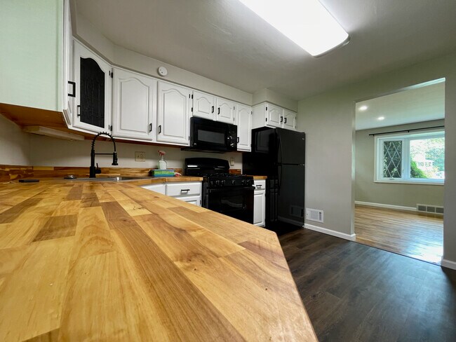 Building Photo - 3914 Evergreen Dr