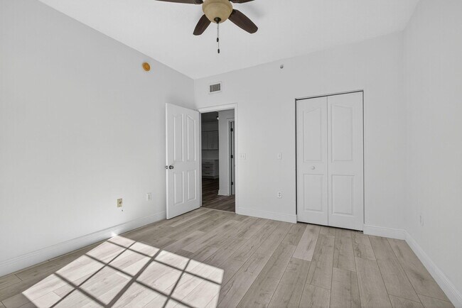 Building Photo - 5301 Myrtlewood Cir E