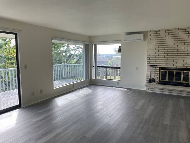 Building Photo - Spacious Admirals Cove Home with Recent Up...